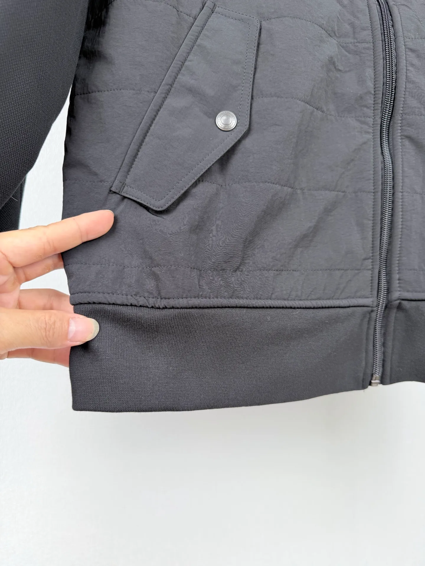 Ralph Lauren/Ralph Lauren cotton-padded jacket with baseball collar with logo. Customized cloud-like double-sided velvet. Excellent texture. Comfortable and close to the skin. The matte obsidian black on the front exudes an innate sense of luxury. The micro-velvet touch on the reverse hides the temperature. The layers of black appear on their own. The front groove is quilted with military-grade wiring to outline the three-dimensional skeleton. The delicate pony logo embellishes the chest. It is low-key and powerful. The hidden pocket on the left sleeve hides the edge. The collar and chain linkage layering design is effortlessly advanced. The golden ratio of lightness and warmth, warm but not heavy, heavy but not stiff. Process 1: Adopt imported machine embroidery technology. Use advanced computer control system and precision mechanical components to achieve the iconic pony embroidery operation with high precision and smooth and delicate lines. Process 2: Needle and shuttle splicing technology can make full use of the respective advantages of knitted fabrics and woven fabrics. By choosing the appropriate sewing process and stitches, the splicing parts can be ensured to be strong and beautiful. Process 3: Template machine bag opening. The preset template guides the position of opening the bag. The accuracy of shape and size ensures the quality of the bag opening effect. Accessories: Customized 1:1 Ralph Lauren snap button Customized 1:1 Ralph Lauren zipper Customized 1:1 Ralph Lauren trademark Version: Loose version Size: S M L XL